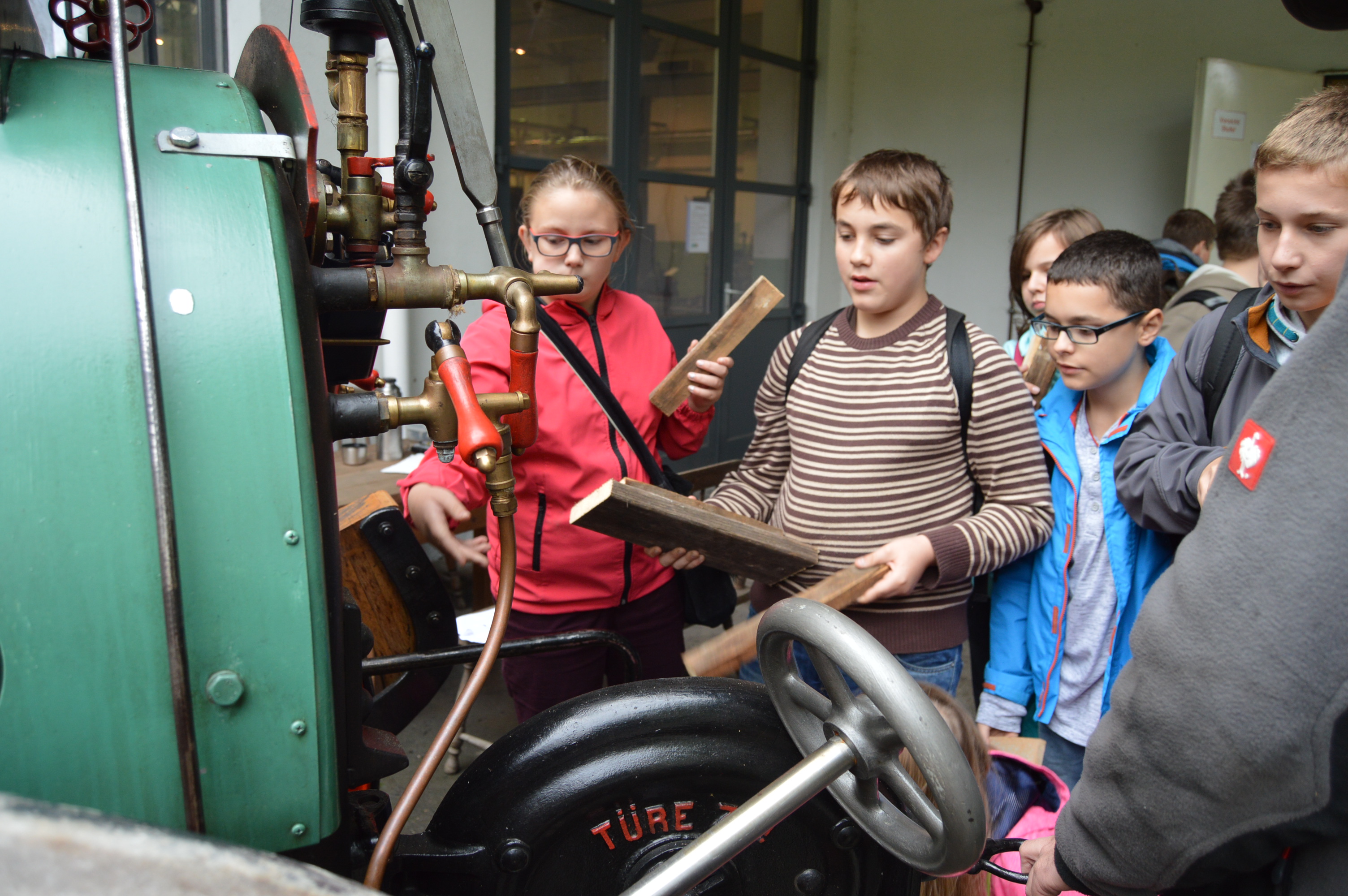 Außerschulischer Lernort – Hauptschüler erfahren alte Technik hautnah