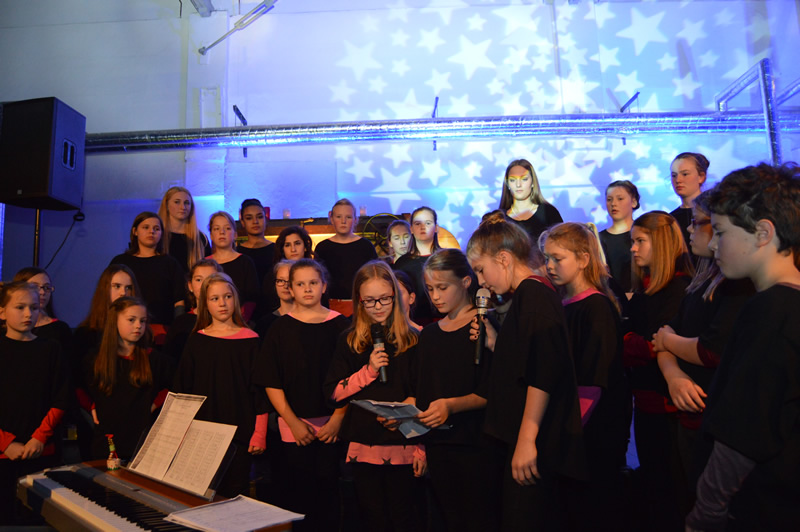 Kinder – und Jugendchor begeistern mit Lichterkonzert 