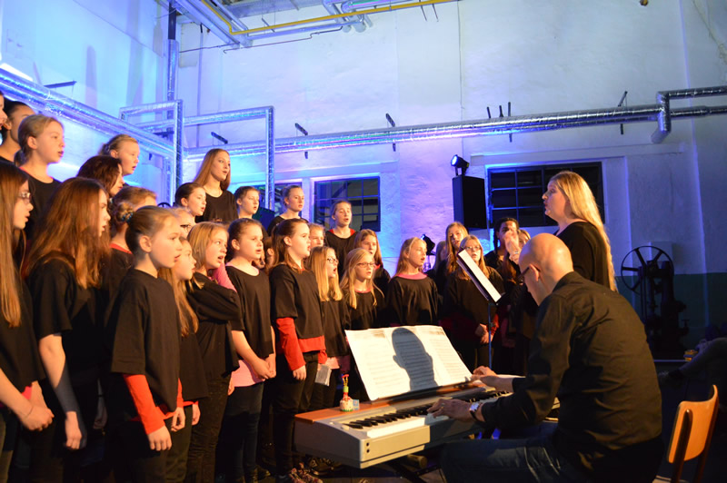 Kinder – und Jugendchor begeistern mit Lichterkonzert 