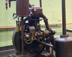 Stehender, fahrbarer Einzylinder-Ottomotor